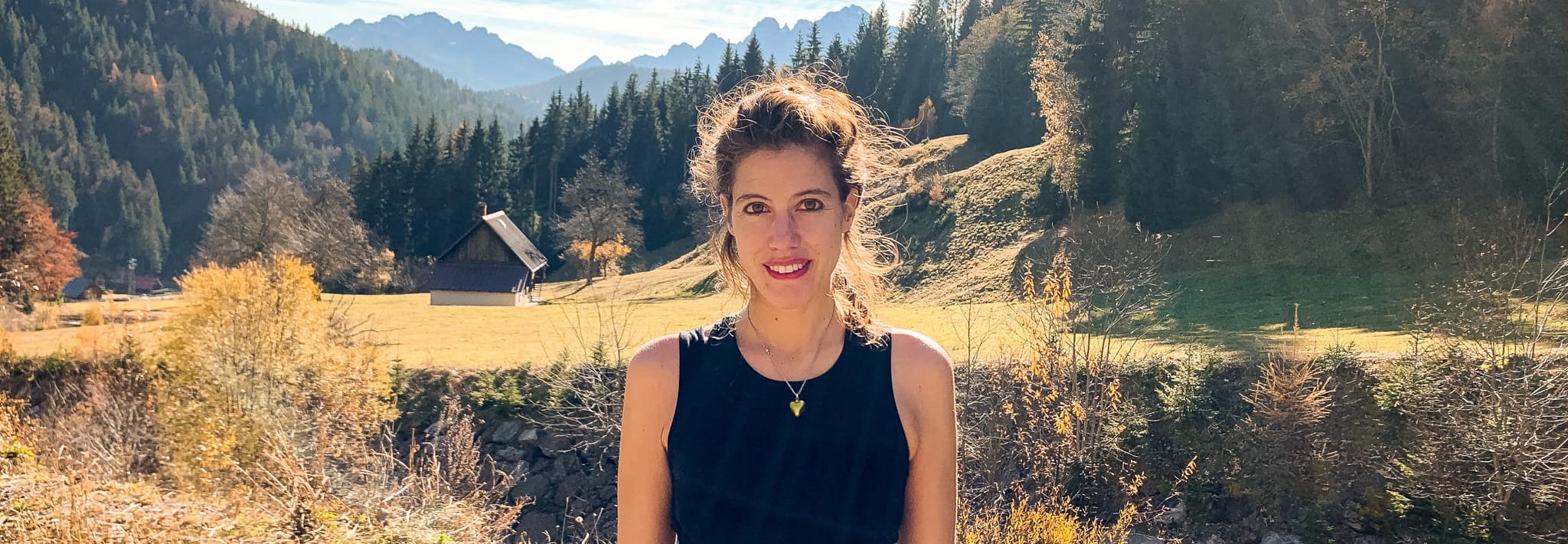 Manuela Valta, founder di The Casual Twinkle, in una versione sportiva e affascinante immersa nella natura. Un racconto di vita e maternità con un lifestyle sostenibile, positivo e autentico