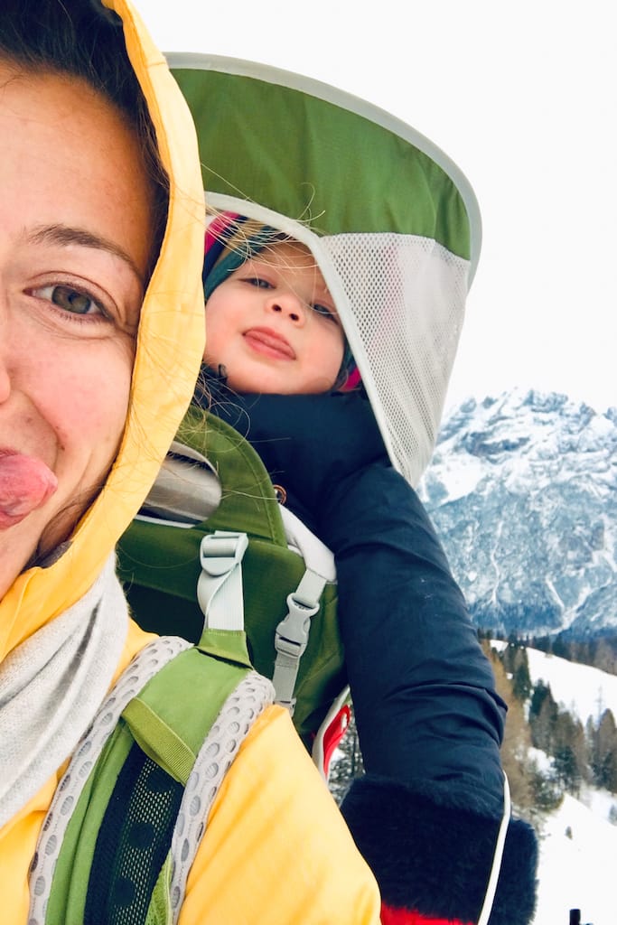 Paradiso 2000 m Dolomiti Inverno Mamma Figlia Camminata Neve Prato Piazza Zaino