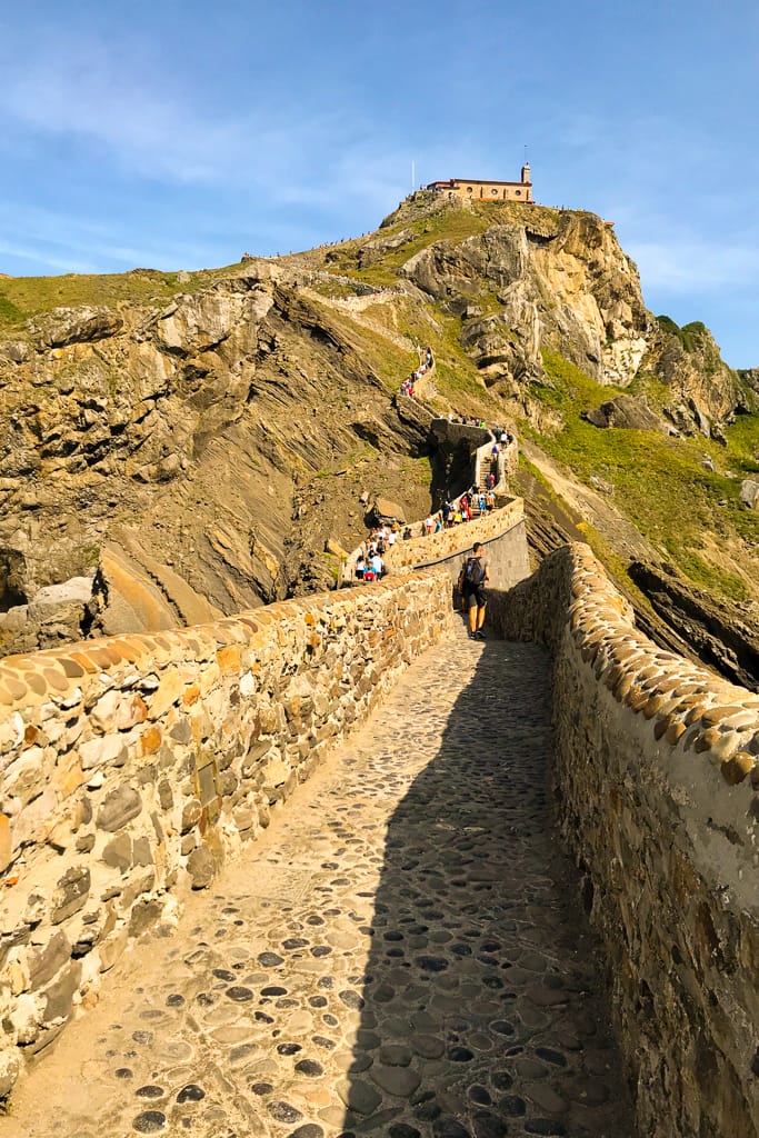 paesi baschi gaztelugatxe santuario oceano camminata