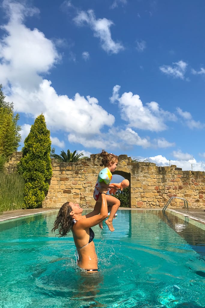 paesi baschi getaria hotel iturregi piscina mamma figlia divertimento