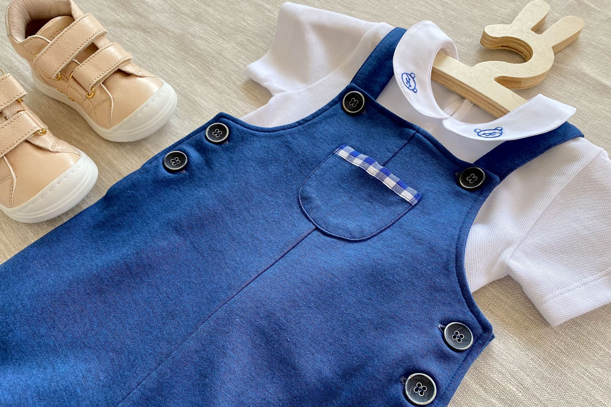 vestire i bambini in montagna total look salopette bambino body neonato scarpe