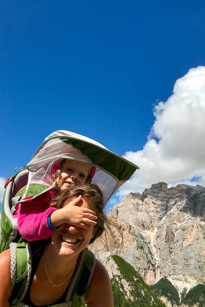 forcella salares alta badia camminata lagazuoi bambini escurisioni mamma figlia famiglia divertimento avventura zaino nuvole felicita
