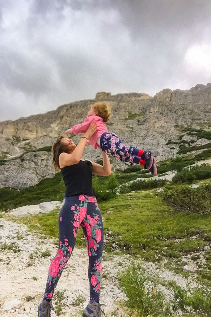 forcella salares alta badia camminata lagazuoi bambini escurisioni mamma figlia famiglia divertimento risate