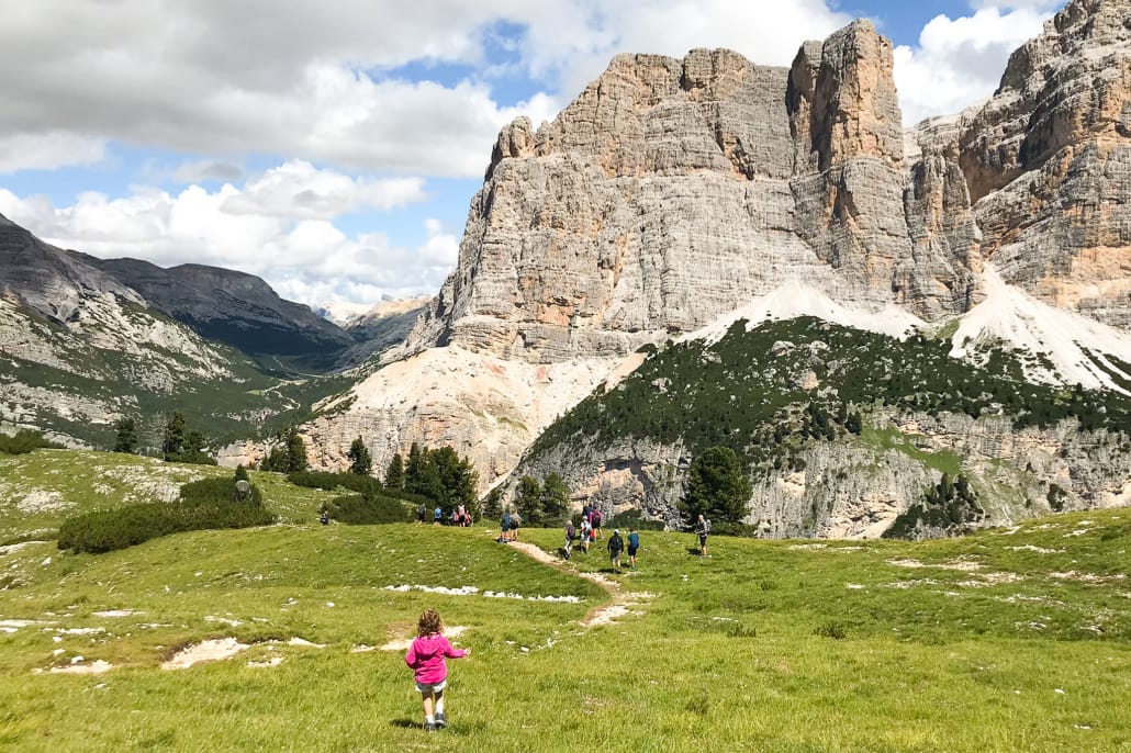 forcella salares alta badia camminata lagazuoi bambini estate bambina corre prato escursioni montagna