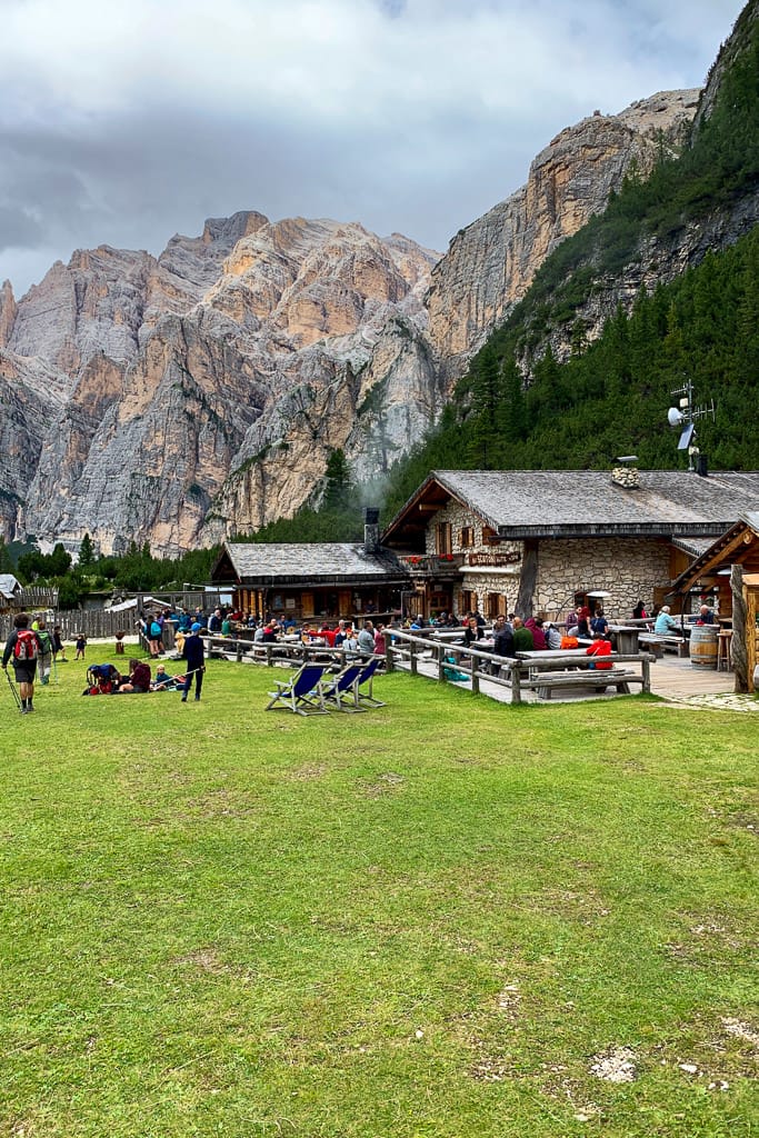 forcella salares alta badia camminata lagazuoi rifugio scotoni estate prato persone montagna