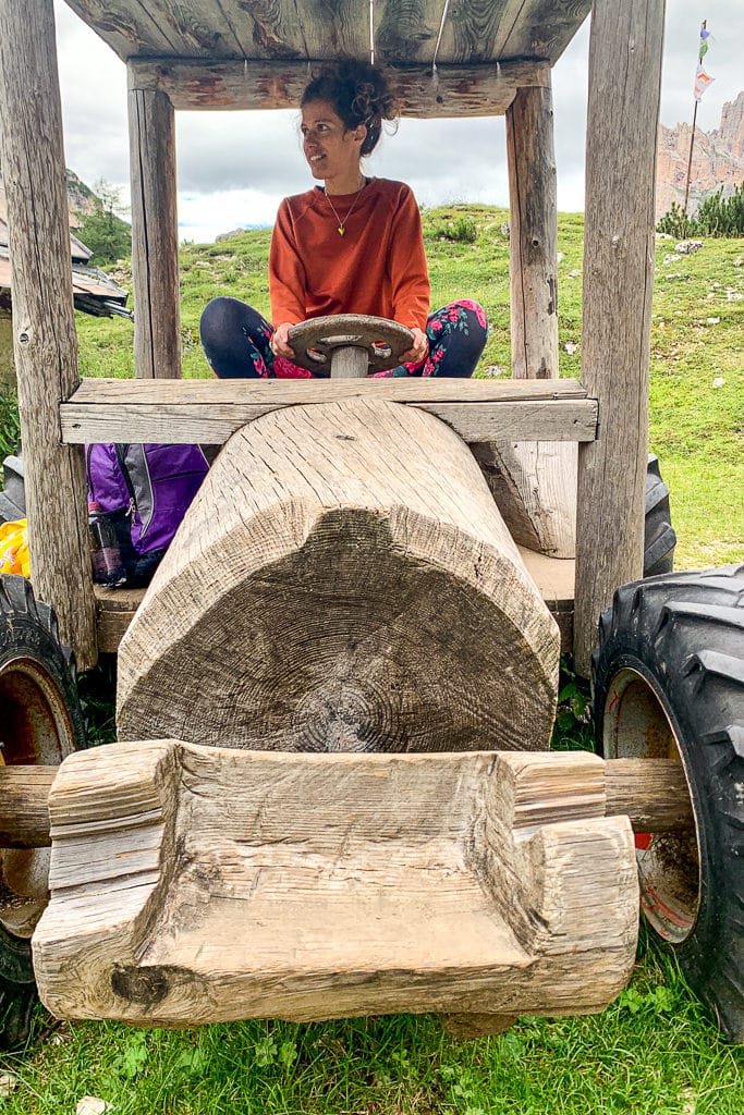 forcella salares alta badia camminata lagazuoi rifugio scotoni estate ragazza fashion mamma sostenibile manuela valta albion fit trattore legno montagna