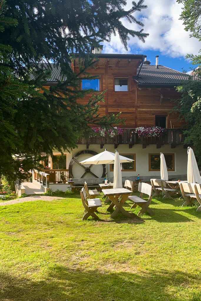 forcella salares alta badia camminata sare giardino ombrelloni relax ristorante bar montagna