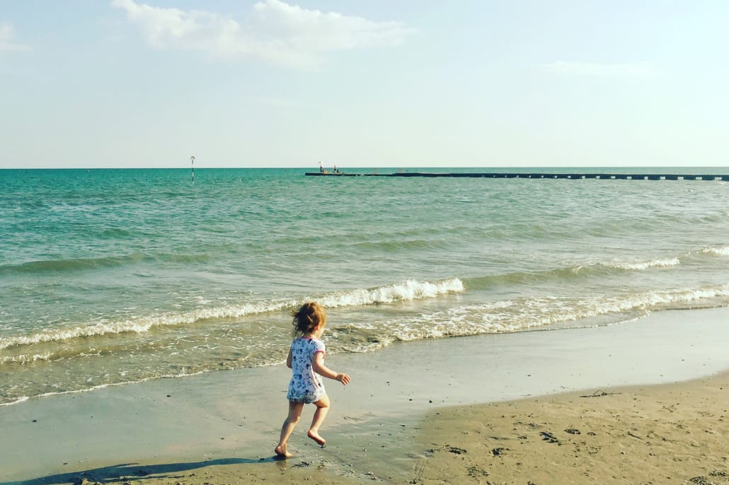 spiaggia grado cielo sabbia bambina corre