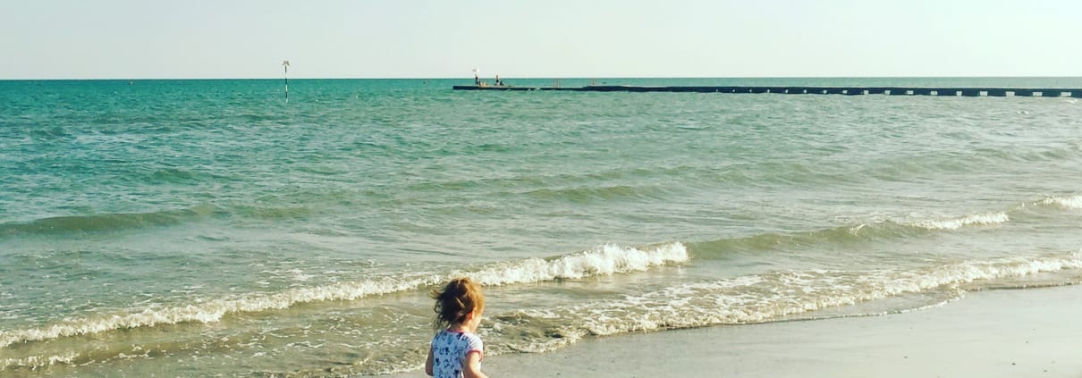 spiaggia grado cielo sabbia bambina corre