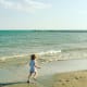 spiaggia grado cielo sabbia bambina corre