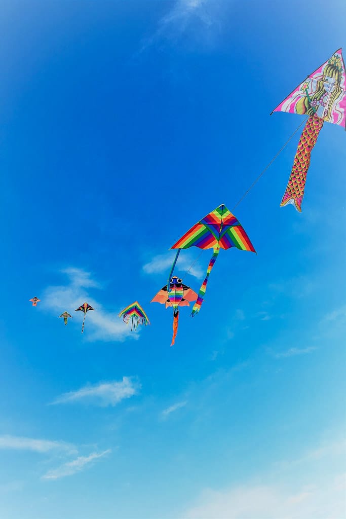aquiloni spiaggia grado cielo azzurro colorati