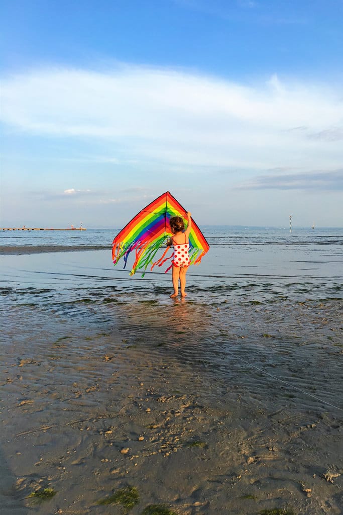 aquilone spiaggia mare sabbia bambina grado
