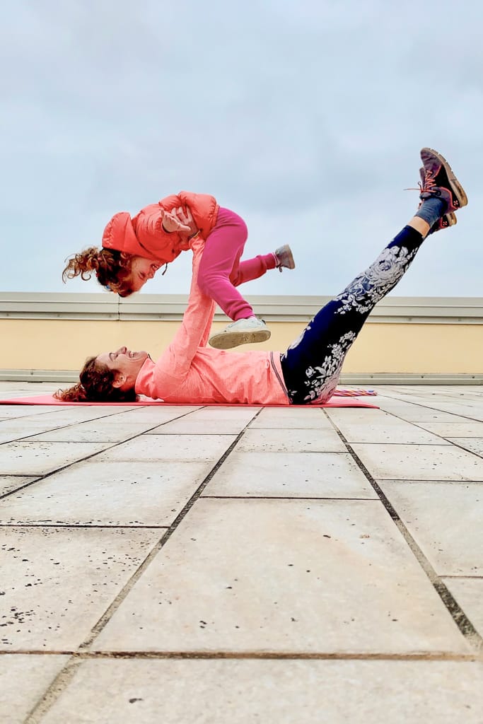 attivita figli ginnastica addominali esercizi mamma figlia divertimento donna fisico