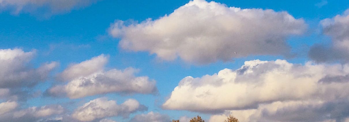 Luoghi Romantici Sereni Autunno Parigi Romantica Nuvole Alberi Cielo Azzurro