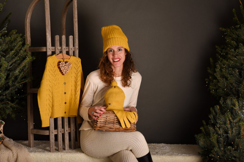 mondo di alpaca esencia maglia bambina giallo senape guanti cappellino donna sorridente