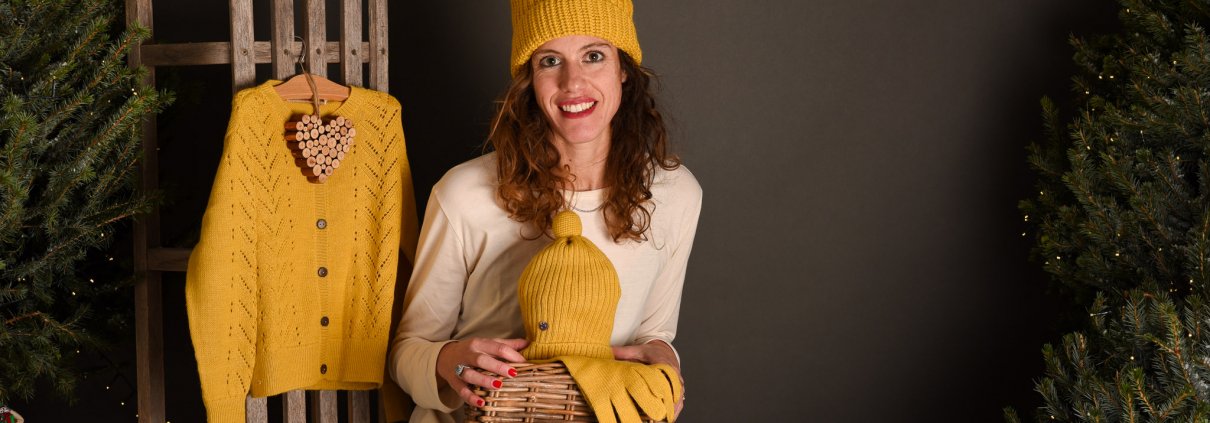 mondo di alpaca esencia maglia bambina giallo senape guanti cappellino donna sorridente