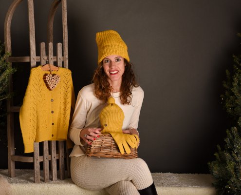 mondo di alpaca esencia maglia bambina giallo senape guanti cappellino donna sorridente