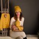 mondo di alpaca esencia maglia bambina giallo senape guanti cappellino donna sorridente