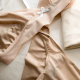 cantabria lingerie made in italy etica e di lusso composta da reggiseno e brasiliano color carne su un cuscino ambiente di lusso