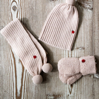 cappello pompon rosa bambina bambini completo sciarpa guanti accessori caldi montagna inverno sostenibile