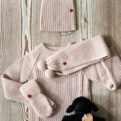 cappello pompon rosa bambina bambini completo sciarpa guanti maglia accessori caldi montagna inverno sostenibile