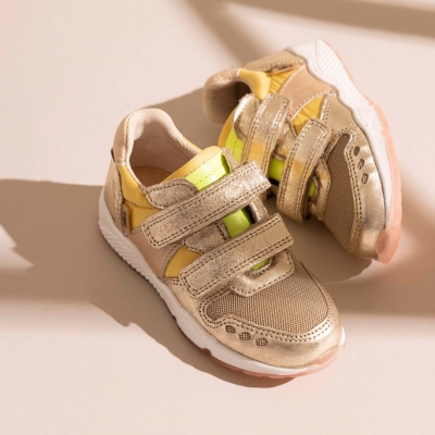sneakers per bambina del brand bisgaard, color oro, con chiusura in velcro e morbida pelle