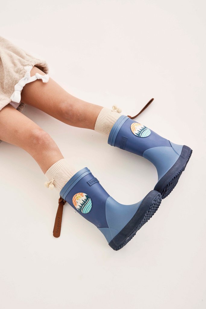 stivali-da-pioggia-bisgaard-fashion-II-blu-01 bambina indossa dei bellissimi stivali da pioggia del brand bisgaard, naturali e sostenibili, dal color blu
