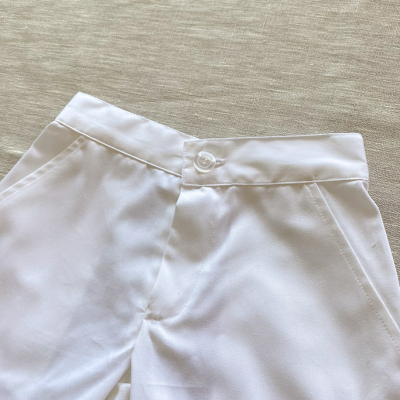 pantaloni corti bambino bianchi e di lusso, con tasche eleganti, sostenibili, made in italy