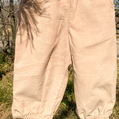 pantaloni in velluto di cotone per bambino, in colore beige made in italy, in atmosfera di montagna e campagna