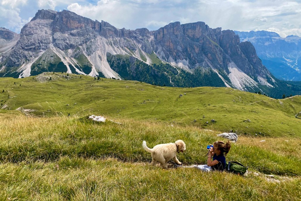 camminata in val gardena con bambini bambina binocolo cane in cerca di marmotte montagna escursioni estate 