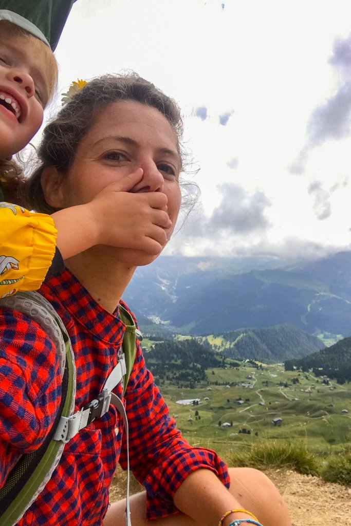 camminata in val gardena con bambini mamma e figlia divertimento dolcezza complicita montagna estate