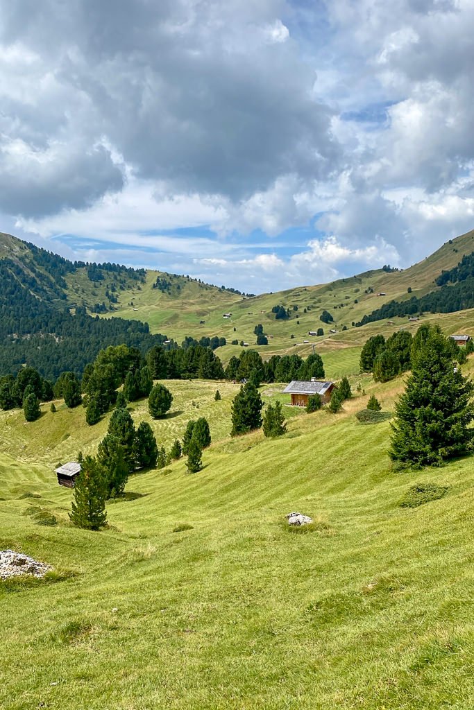 camminata in val gardena col raiser seceda montagna estate escursioni prati verdi alta quota paesaggio