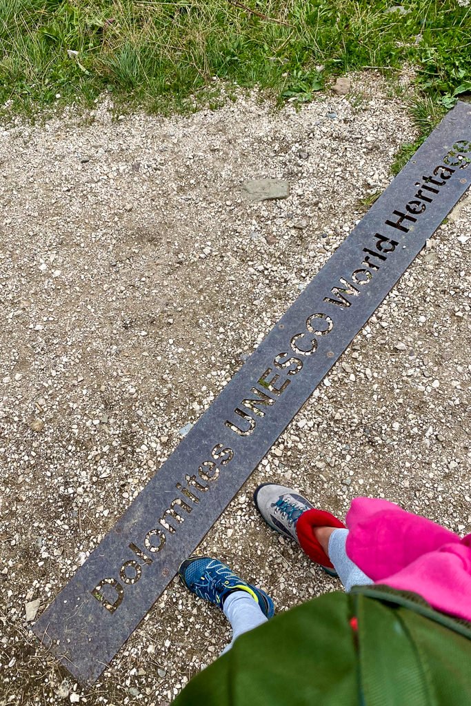 camminata in val gardena con bambini col raiser seceda montagna estate patrimonio mondiale unesco dolomiti mamma figlia