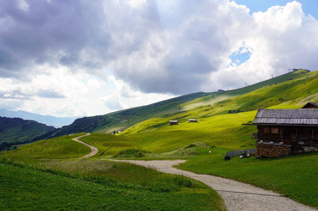 camminata in val gardena col raiser seceda montagna estate escursioni parco naturale puez odle dolomiti selva santa cristina ortisei 