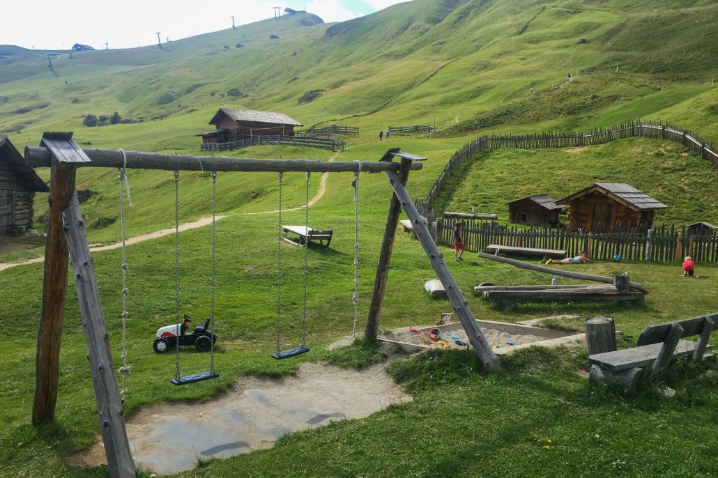 camminata in val gardena con bambini troier hutte rifugio col raiser seceda montagna estate escursioni mangiare parco giochi altalene vetta prati verdi
