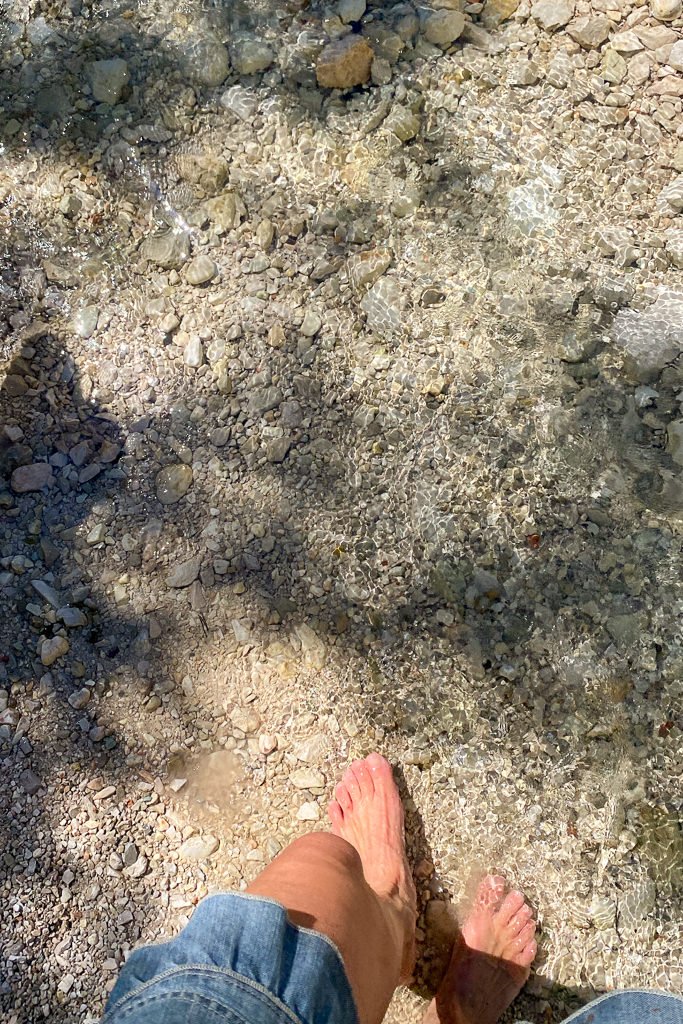 capanna alpina ruscello fiume piedi acqua montagna purezza