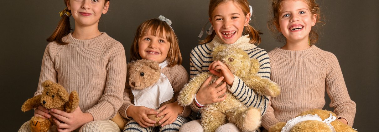 Tra morbidezza e eleganza naturale, bambine sorridenti vestite in capi in pura alpaca di The Casual Twinkle. Moda sostenibile e senza tempo per i più piccoli