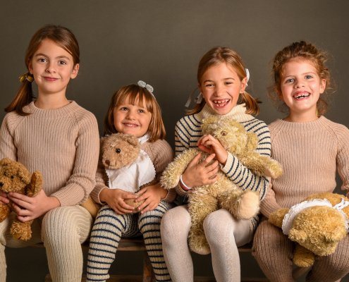 Tra morbidezza e eleganza naturale, bambine sorridenti vestite in capi in pura alpaca di The Casual Twinkle. Moda sostenibile e senza tempo per i più piccoli