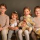 Tra morbidezza e eleganza naturale, bambine sorridenti vestite in capi in pura alpaca di The Casual Twinkle. Moda sostenibile e senza tempo per i più piccoli