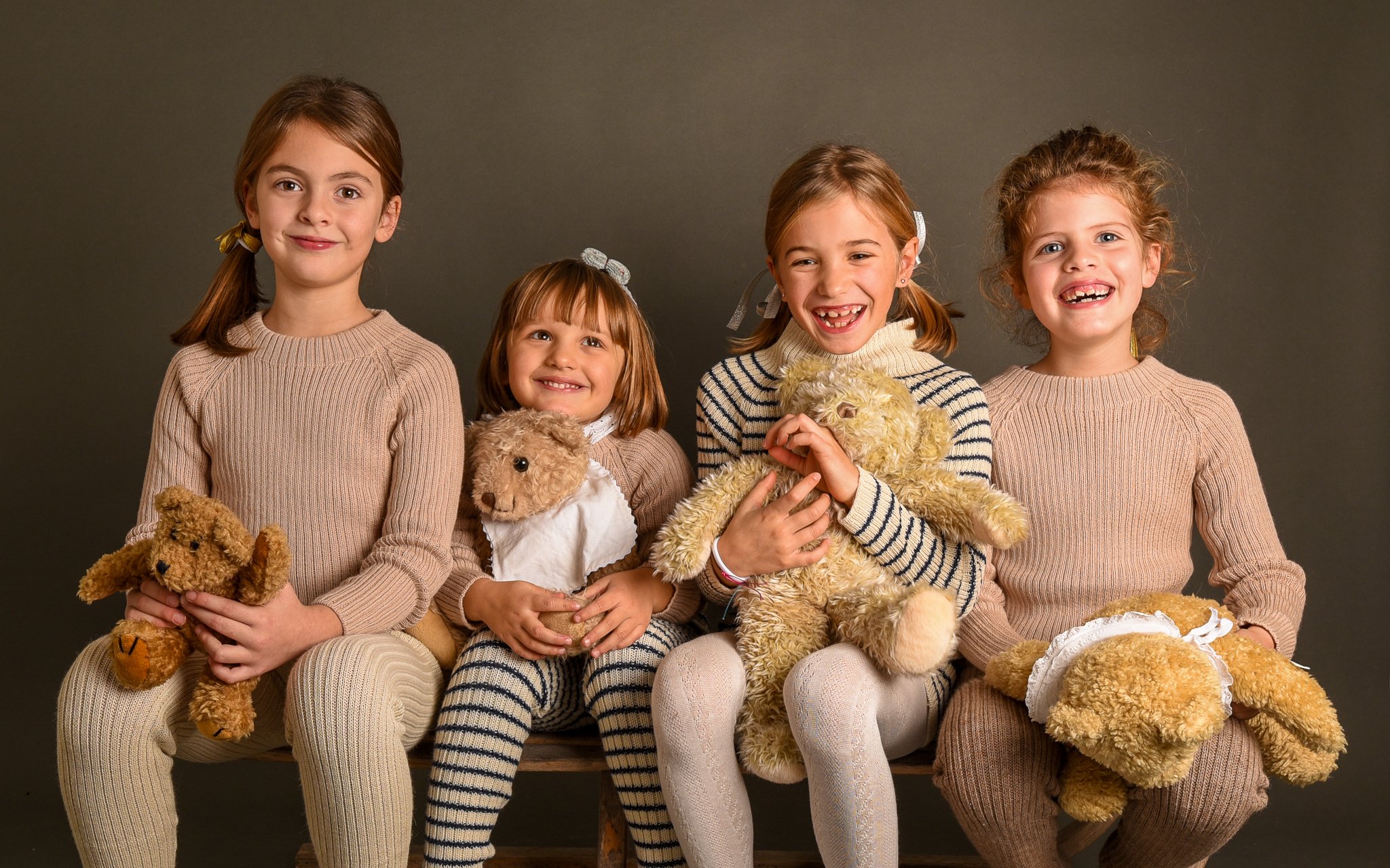 Tra morbidezza e eleganza naturale, bambine sorridenti vestite in capi in pura alpaca di The Casual Twinkle. Moda sostenibile e senza tempo per i più piccoli