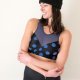 farah activewear di lusso sostenibile made in italy. donna indossa leggings neri per yoga e elegante top nero a pois blu