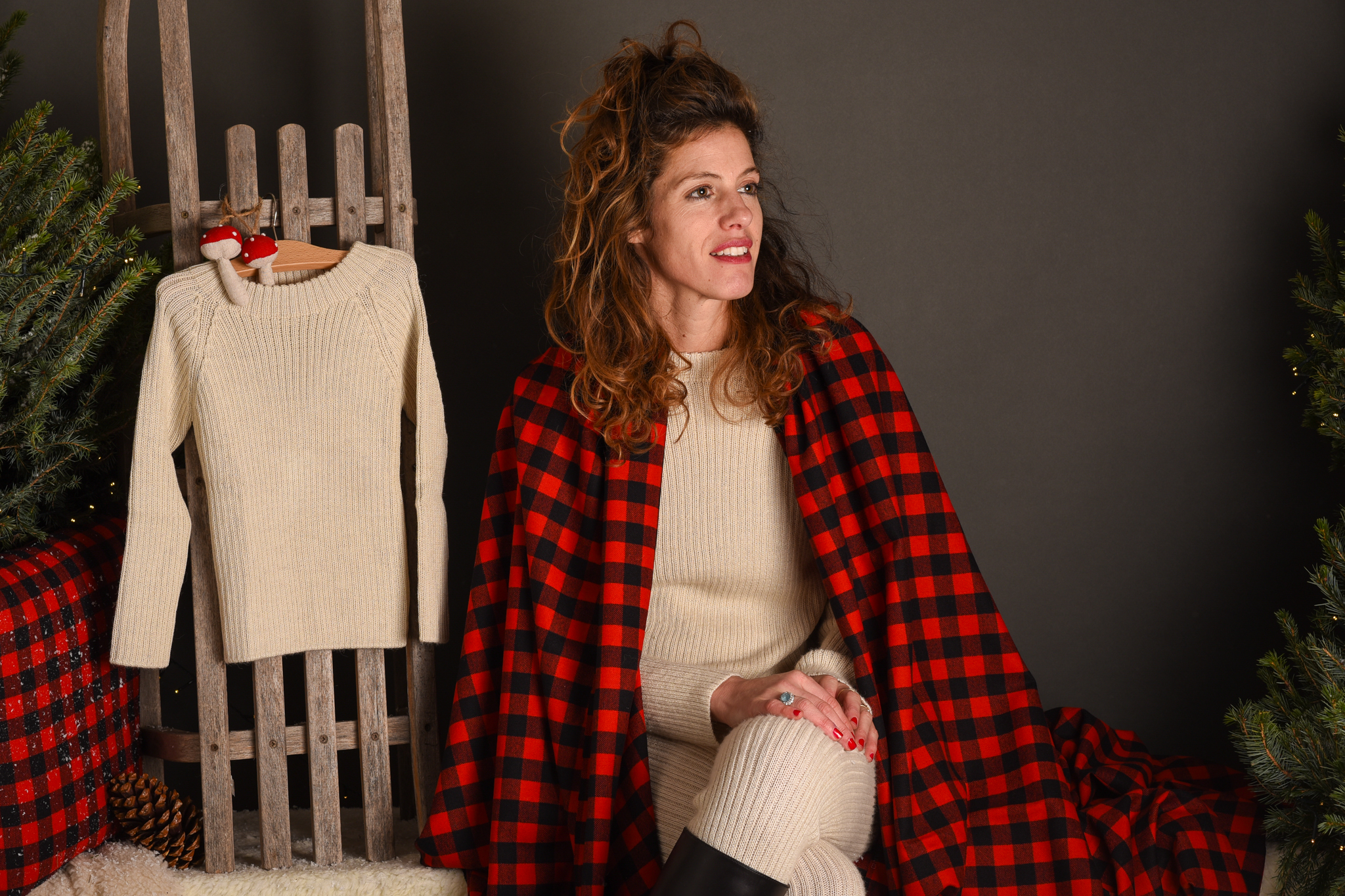 beautiful-winter-outfits-for-children-01 a woman wearing alpaca clothing and choosing beautiful winter outfits for children