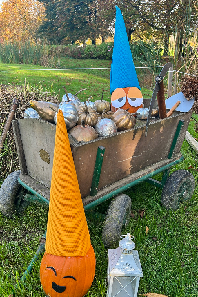 raffigurati due su dei sette nani a forma di zucca halloween per bambini e famiglie nell'arboretum di lubiana. 