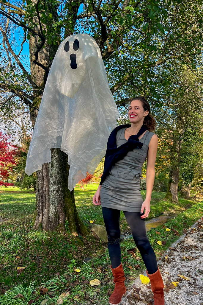mamma e donna elegante e divertente vicino ad un fantasma di halloween in un bellissimo parco in autunno