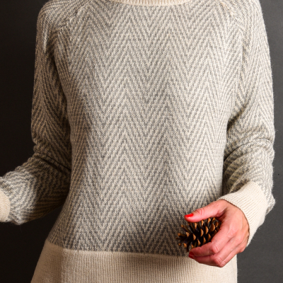 una mamma elegante vestita con una maglia calda perfetta per la montagna e per l'inverno e dei leggings in alpaca