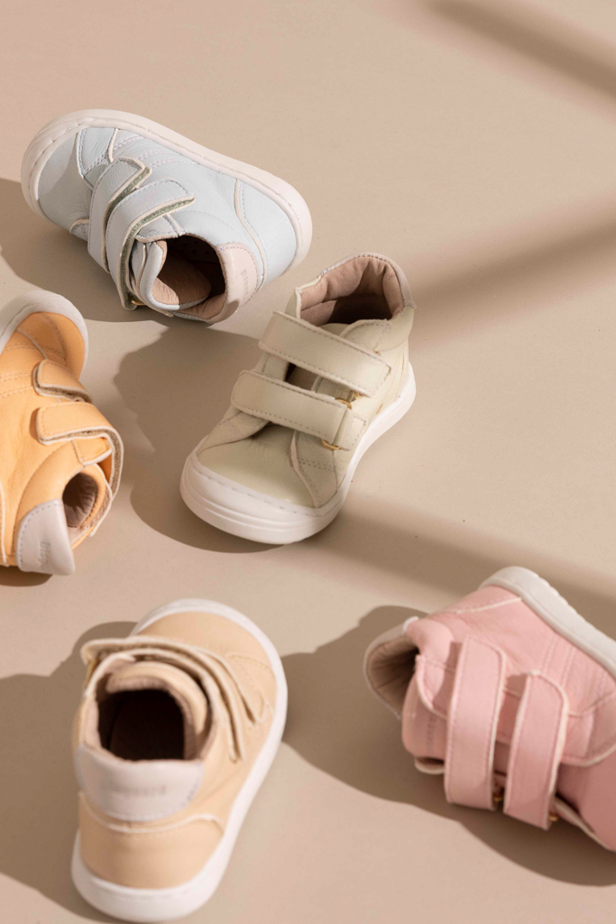 bellissime sneakers colorate per bambini primi passi artigianali morbide e sostenibile del brand bisgaard